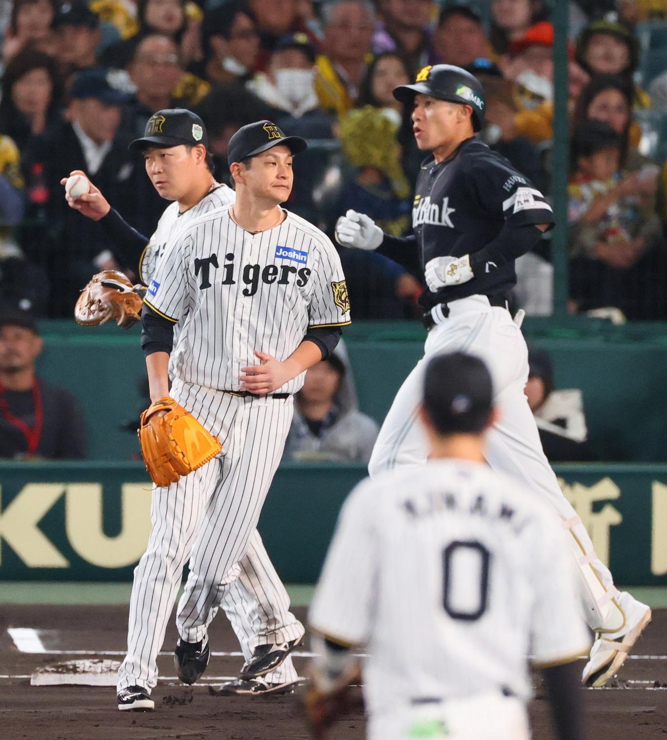 阪神対ソフトバンク　4回表ソフトバンク無死、大竹（左から2人目）は柳田を一ゴロに仕留める（撮影・上山淳一）