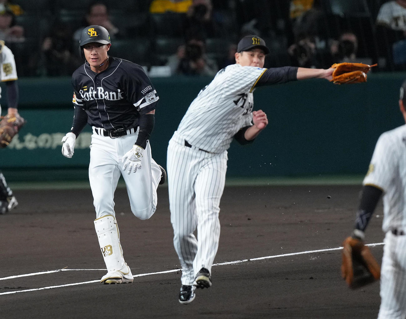 阪神対ソフトバンク　1回表ソフトバンク無死、柳田（左）を一ゴロに仕留めた大竹（撮影・足立雅史）