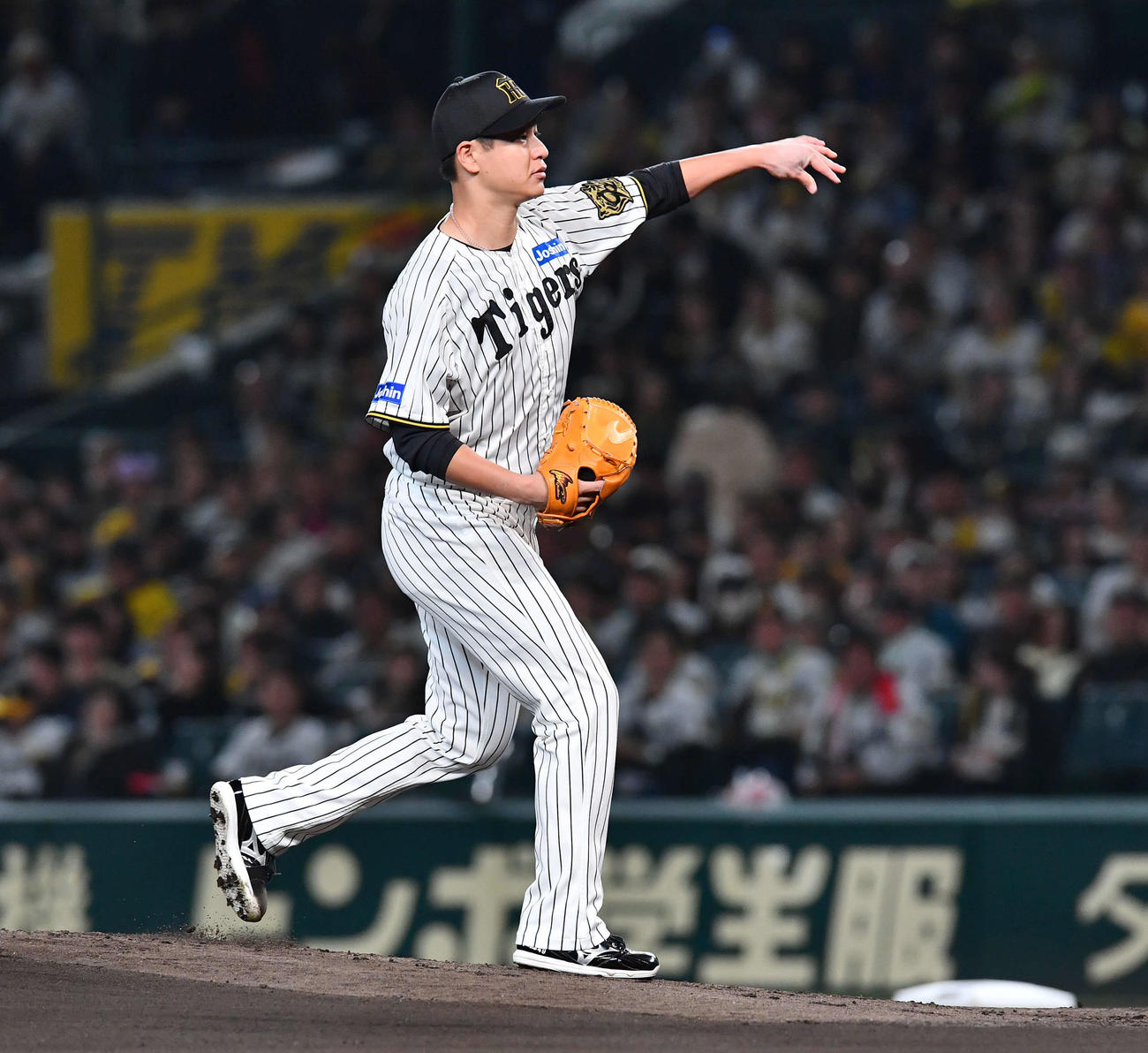 阪神対ソフトバンク　1回表ソフトバンク2死、柳町に対してスローボールを投げる大竹（撮影・岩下翔太）