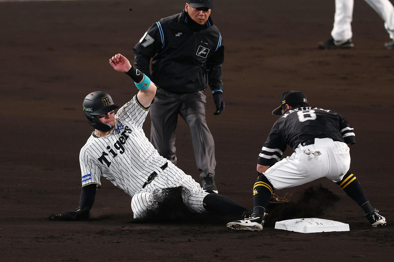 阪神対ソフトバンク　2回裏阪神無死一塁、二盗に失敗する佐藤輝。二塁手牧原大（撮影・前田充）