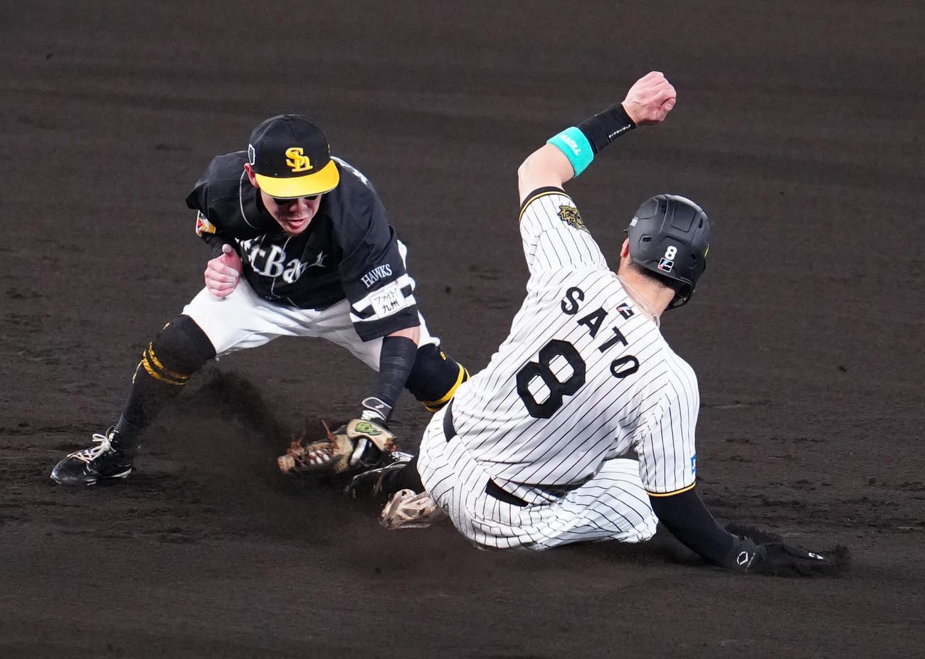 阪神対ソフトバンク　2回裏阪神無死一塁、二塁盗塁を失敗した佐藤輝（右）。中央は二塁手牧原大（撮影・江口和貴）