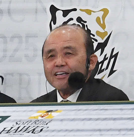 阪神対ソフトバンク　中継の解説を務める阪神岡田オーナー付顧問（撮影・岩下翔太）