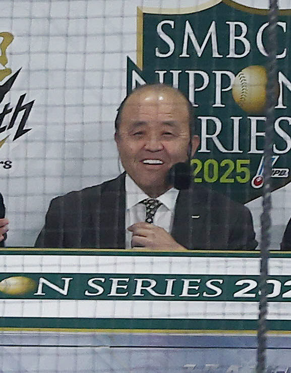 阪神対ソフトバンク　テレビ解説に臨む阪神岡田オーナー付顧問（撮影・前田充）