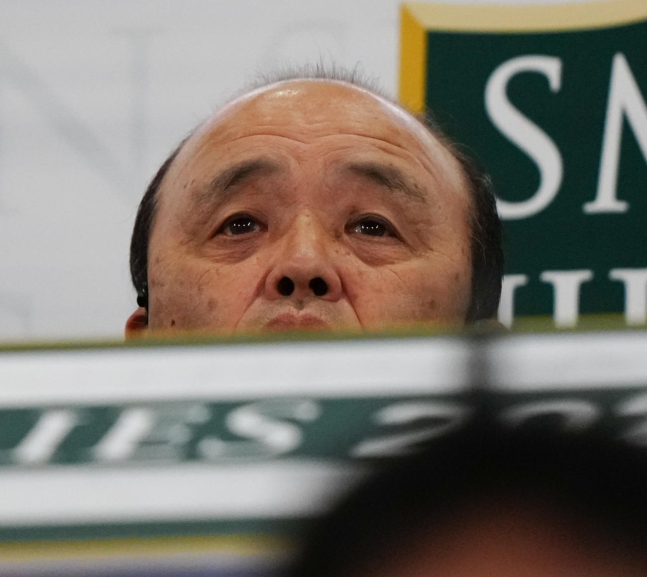 阪神対ソフトバンク　テレビの解説を務める阪神岡田オーナー付顧問（撮影・鈴木みどり）