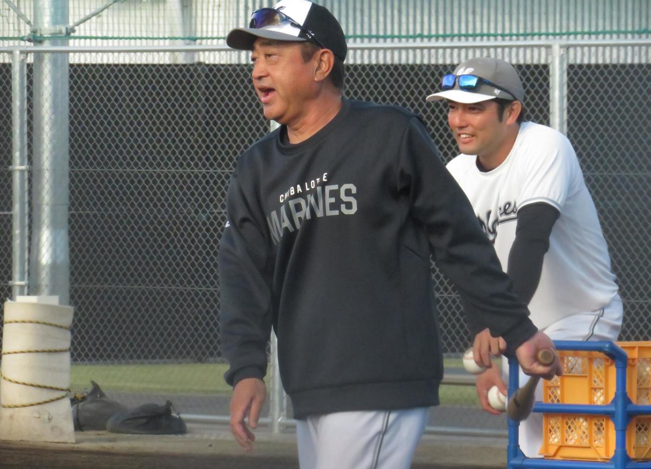 ノックをする松山1軍チーフ内野守備走塁コーチ（手前）と根元1軍内野守備兼走塁コーチ（撮影・星夏穂）