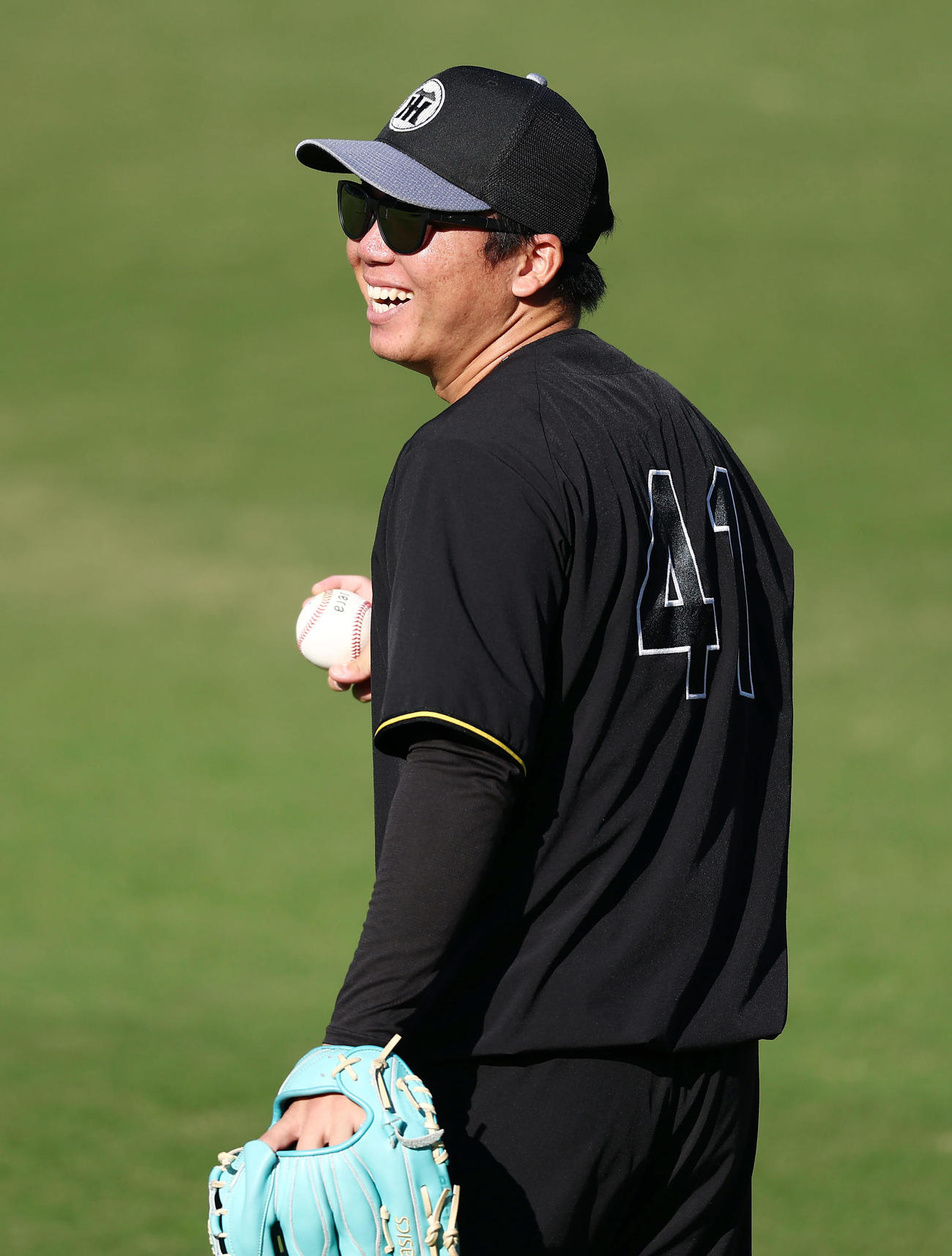 阪神対ソフトバンク　笑顔を見せながらキャッチボールする阪神村上（撮影・前田充）