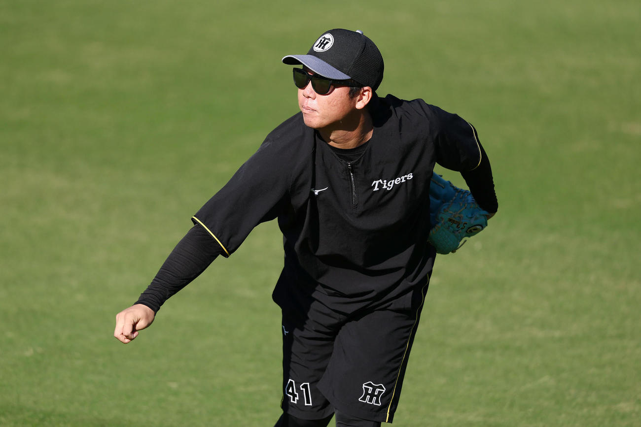阪神対ソフトバンク　キャッチボールで調整する阪神村上（撮影・前田充）