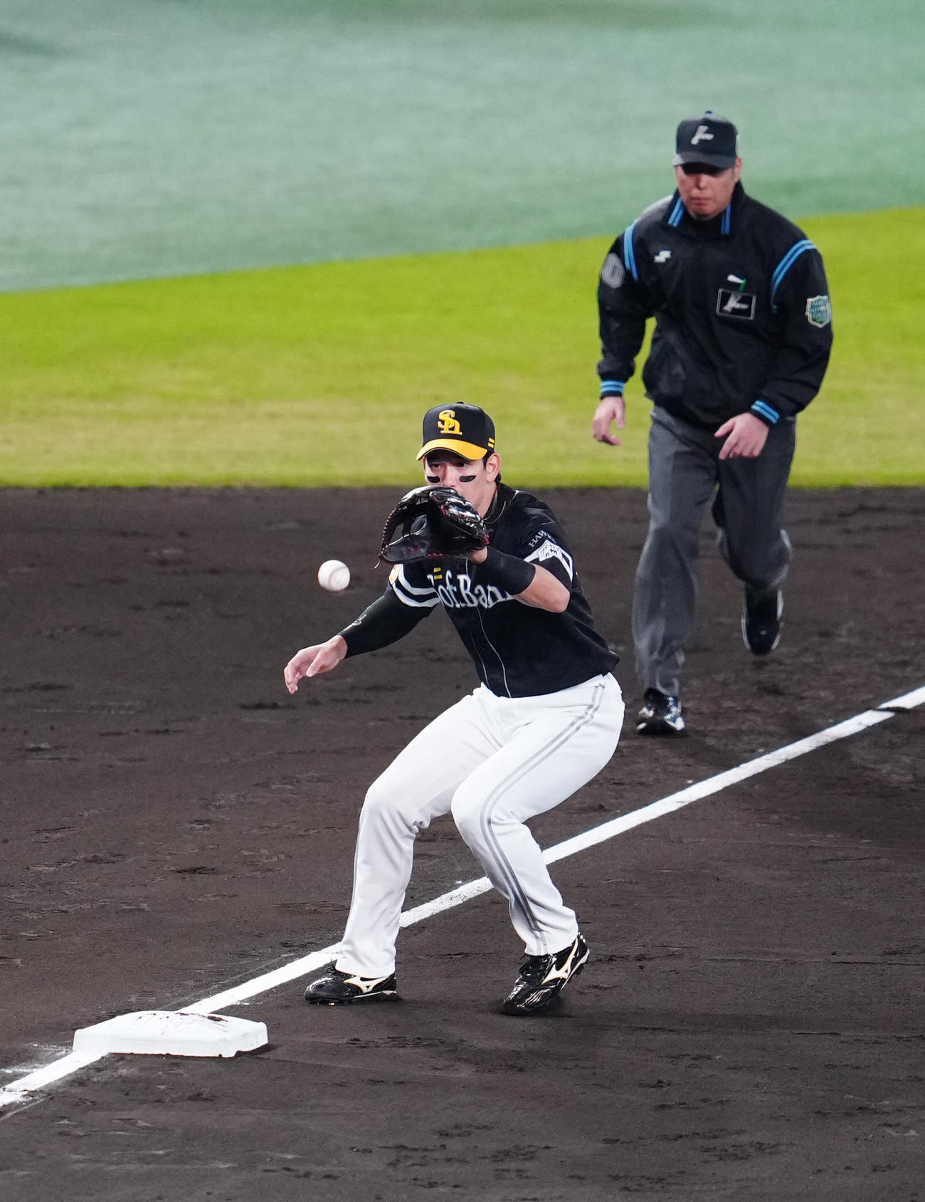 阪神対ソフトバンク　4回裏阪神1死一、二塁、坂本の三ゴロを処理し併殺とする栗原（撮影・江口和貴）
