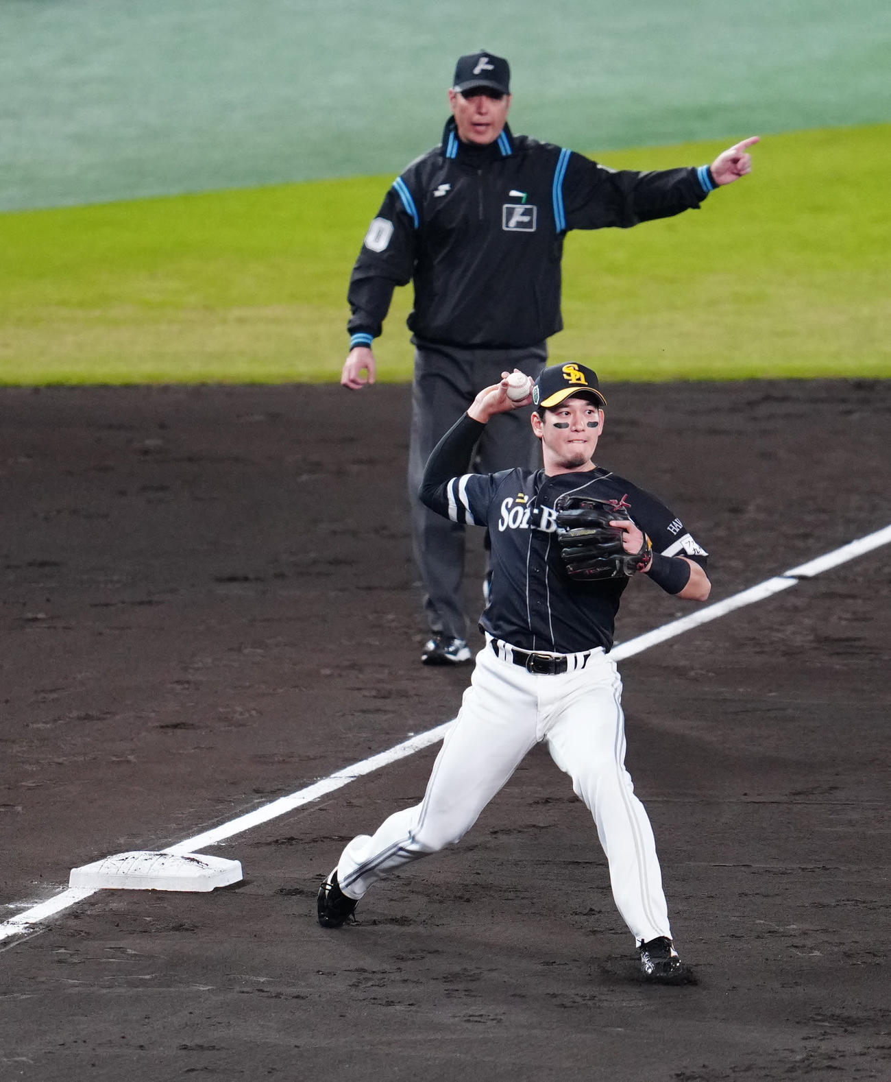 阪神対ソフトバンク　4回裏阪神1死一、二塁、坂本の三ゴロを処理し併殺とする栗原（撮影・江口和貴）