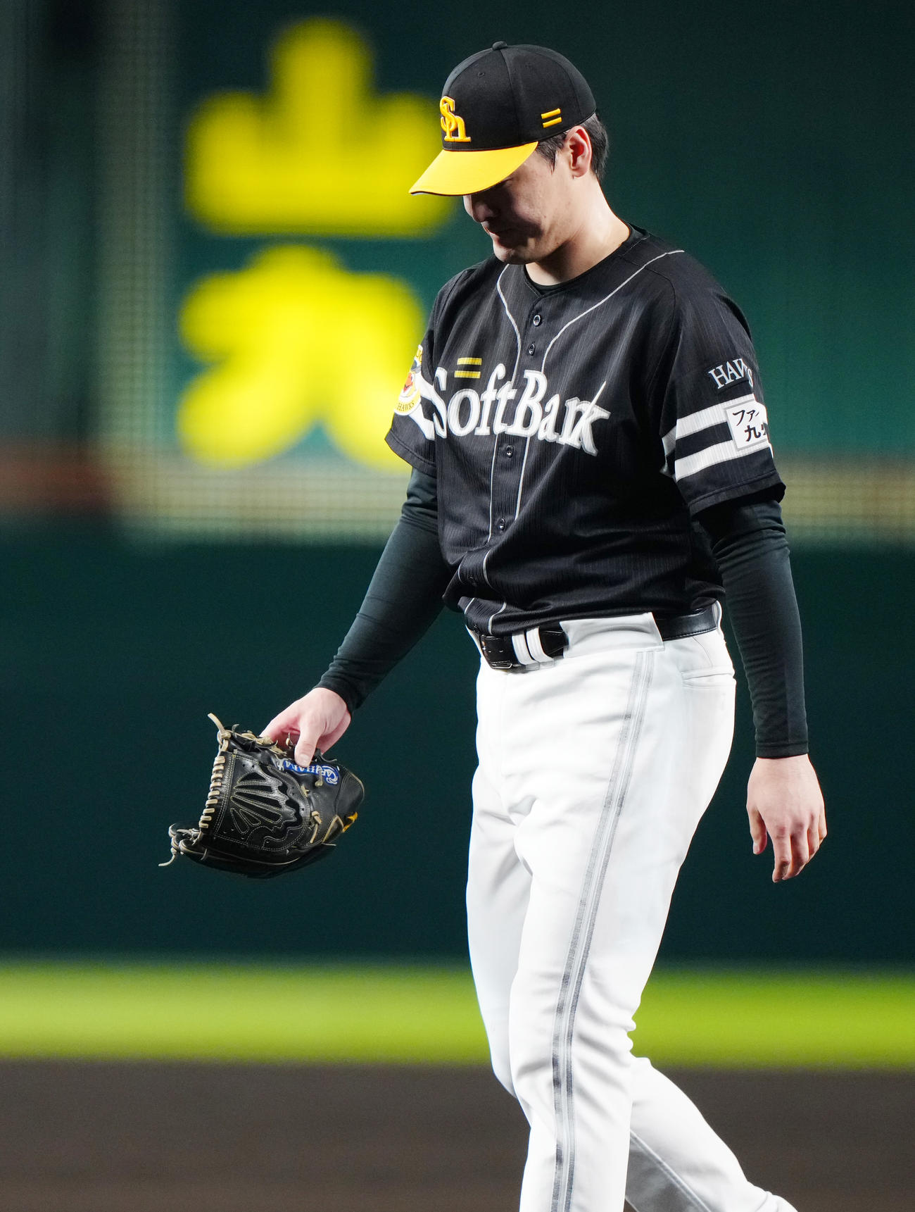 阪神対ソフトバンク　2回裏を終え、うつむきながらベンチへ戻るソフトバンク有原（撮影・鈴木みどり）