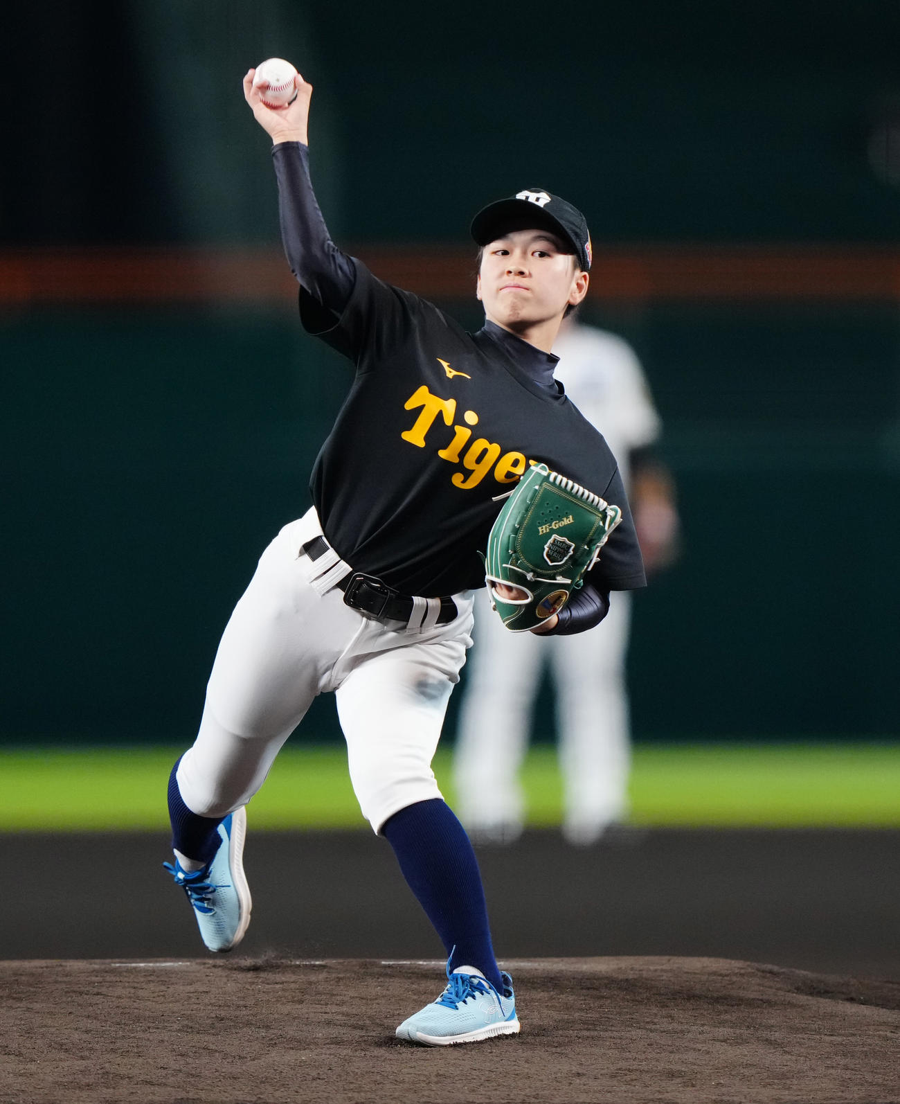 阪神対ソフトバンク　始球式で投球する松尾香那子さん（撮影・鈴木みどり）