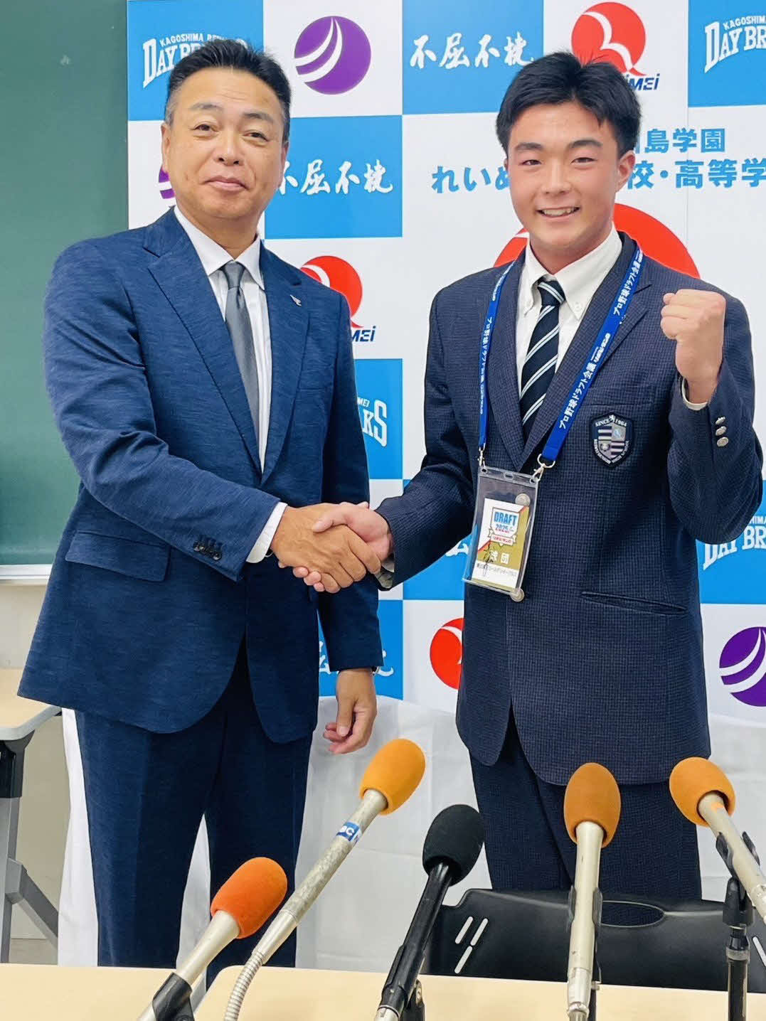 楽天スカウト部大久保勝也氏（左）と指名あいさつを受けたドラフト5位のれいめい・伊藤（楽天野球団提供）