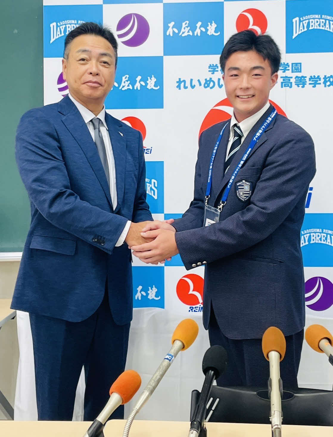 楽天スカウト部大久保勝也氏（左）と指名あいさつを受けたドラフト5位のれいめい・伊藤（楽天野球団提供）