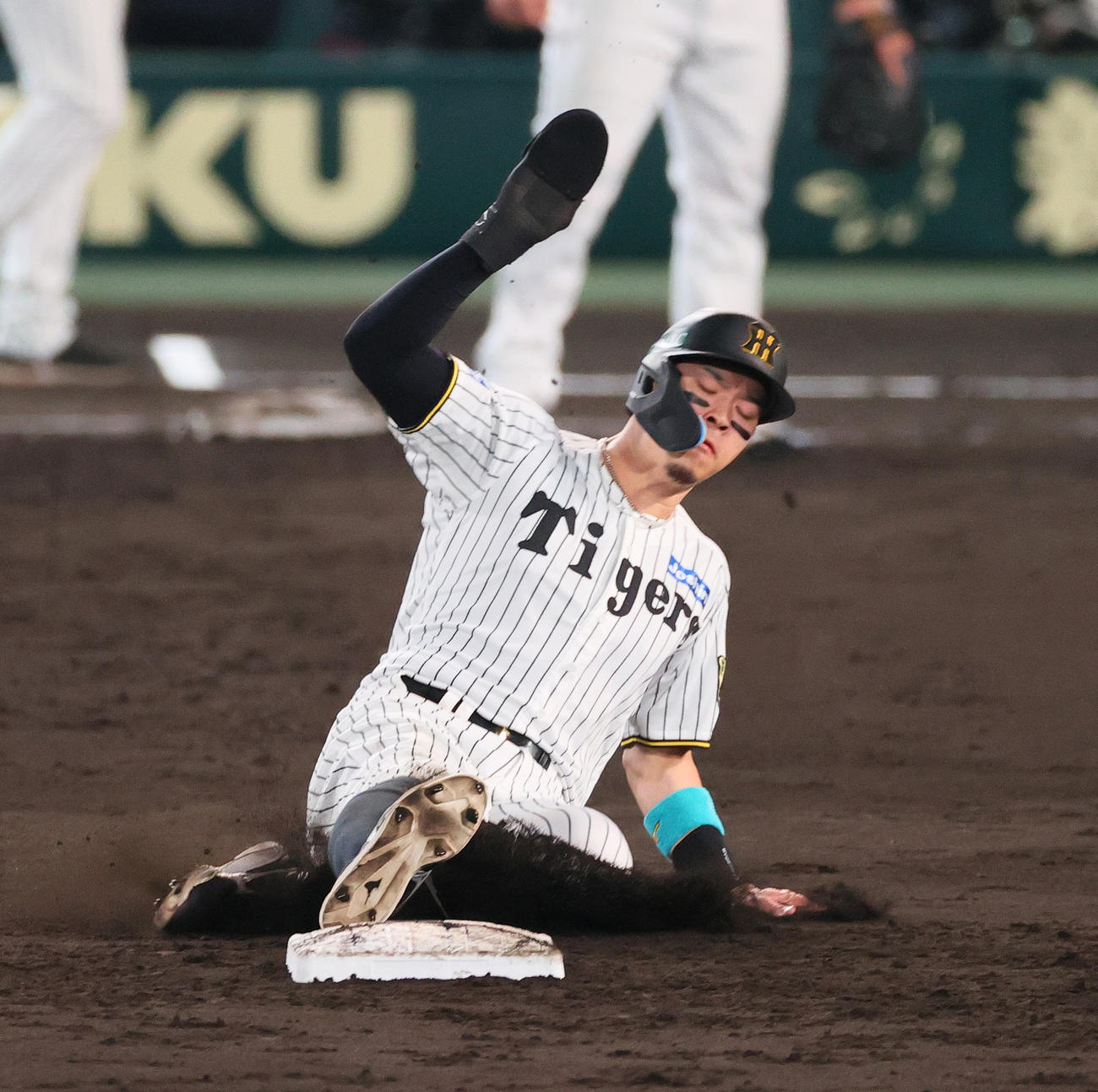阪神対ソフトバンク　5回裏阪神2死一、三塁、打者大山の時、二盗を決める一走佐藤輝（撮影・上山淳一）