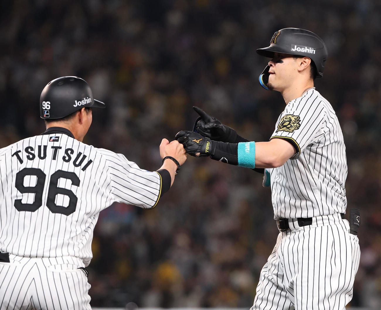 阪神対ソフトバンク　5回裏阪神2死一、二塁、佐藤輝は適時打を放つ（撮影・上田博志）