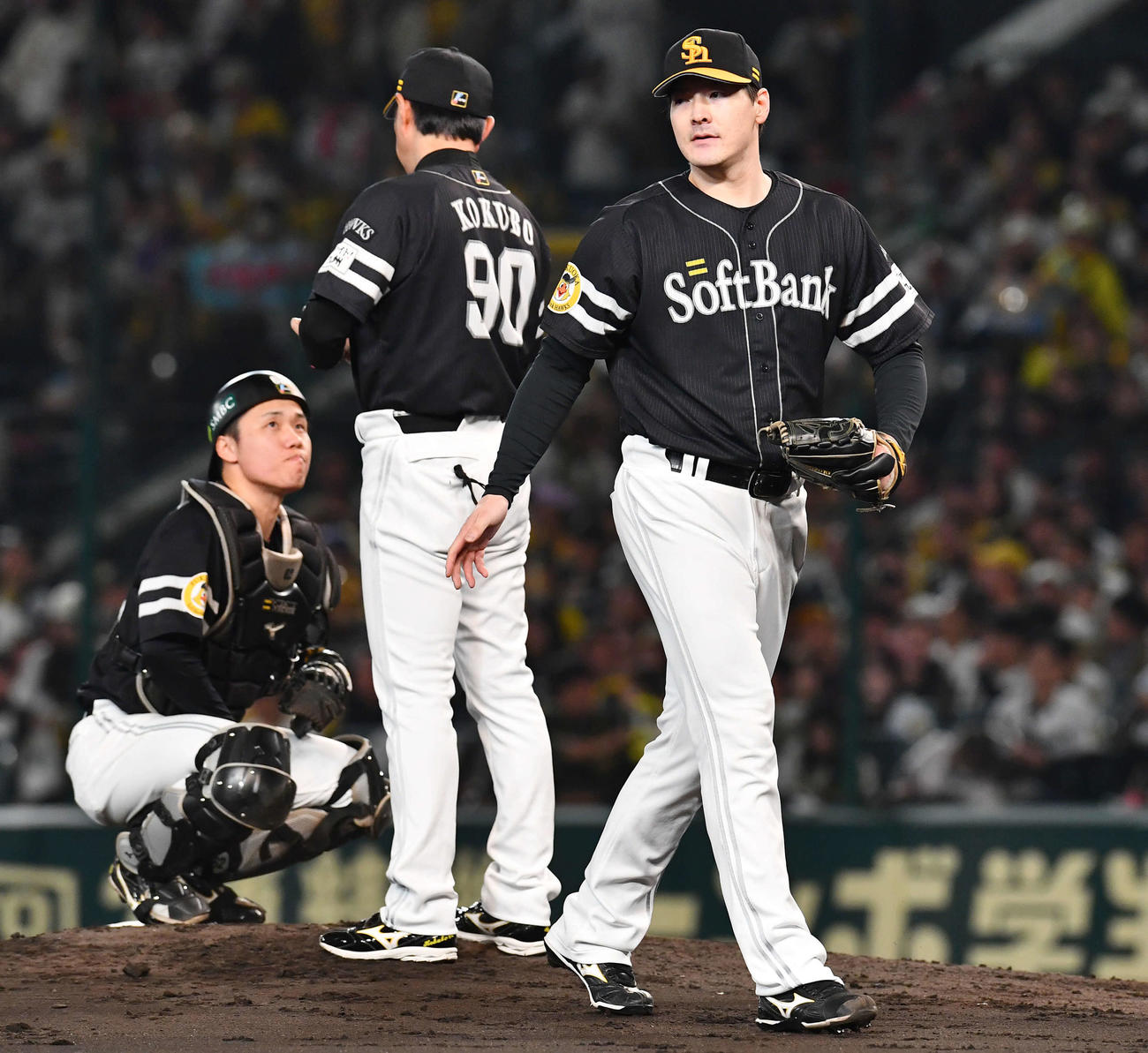 阪神対ソフトバンク　5回裏阪神2死一、二塁、降板となりベンチへ戻る有原（撮影・岩下翔太）