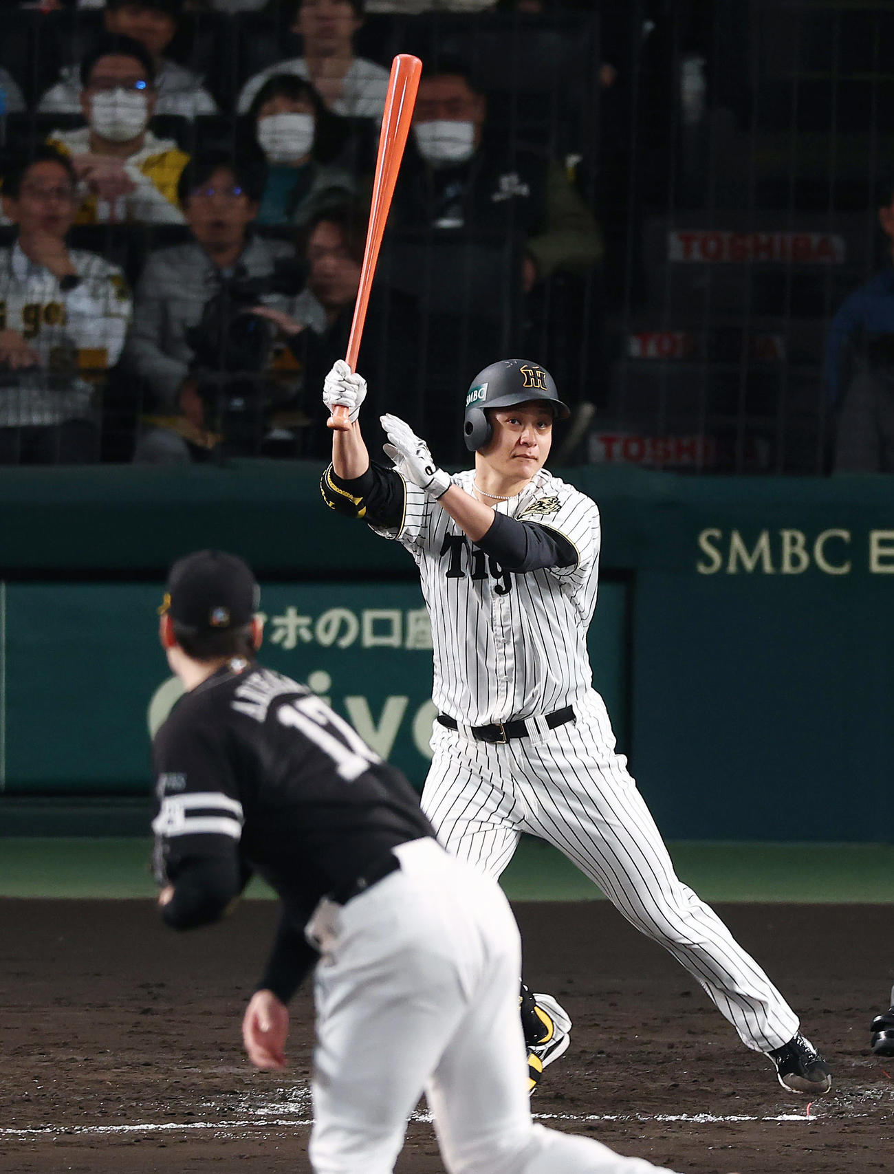 阪神対ソフトバンク　5回裏阪神無死、中前打を放つ大竹。投手有原（撮影・前田充）