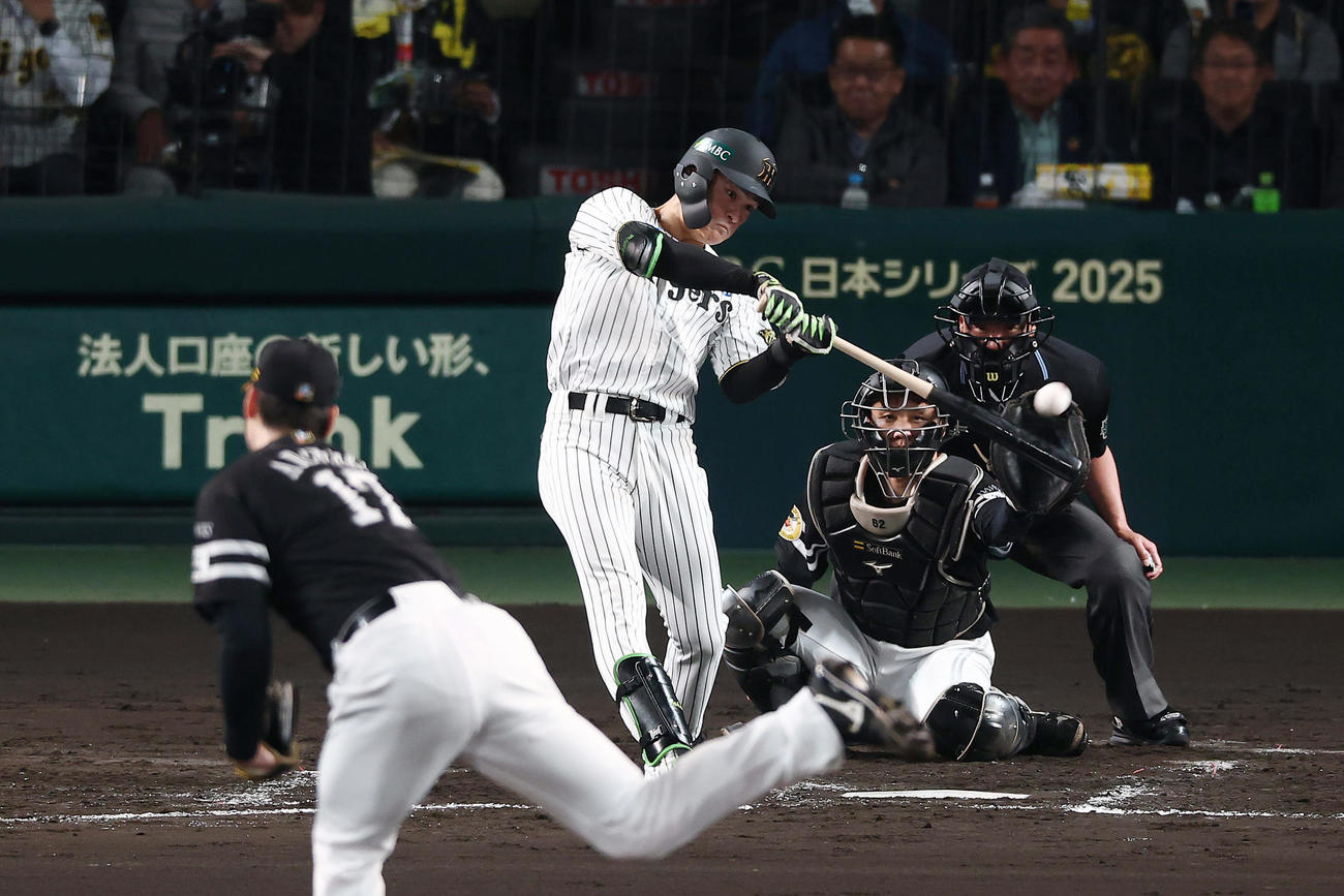 阪神対ソフトバンク　4回裏阪神1死一塁、左前打を放つ高寺。投手有原（撮影・前田充）
