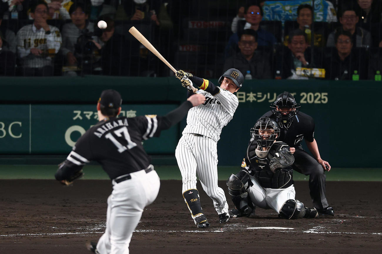 阪神対ソフトバンク　5回裏阪神無死一塁、右前打を放つ近本。投手有原（撮影・前田充）