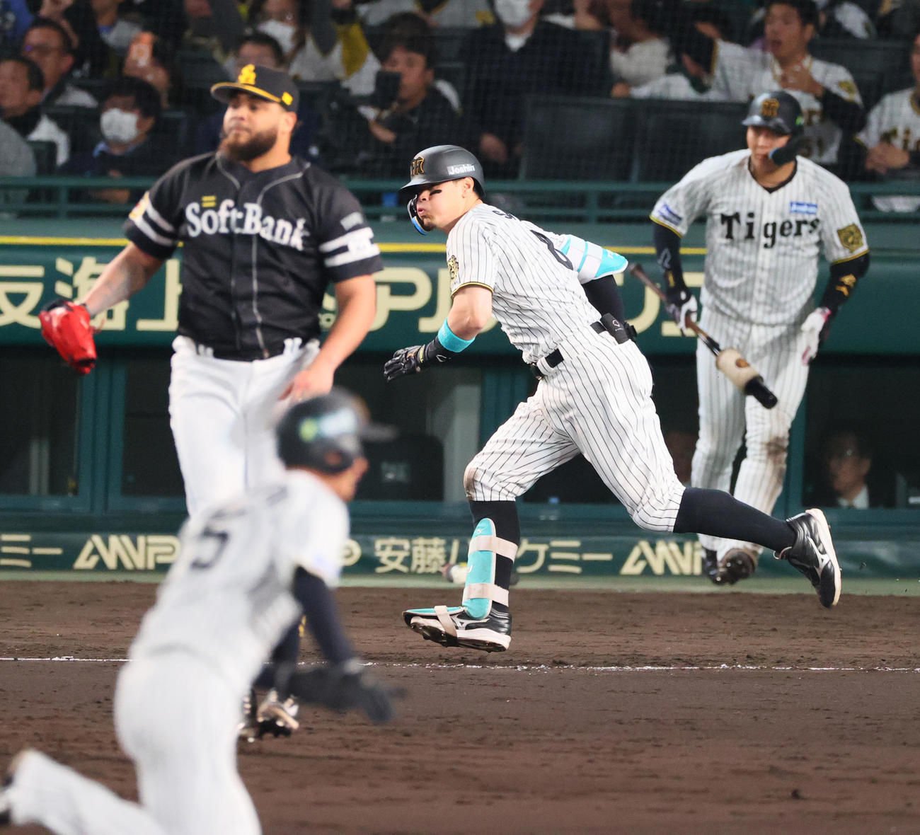 阪神対ソフトバンク　5回裏阪神2死一、二塁、佐藤輝は中前適時打を放つ（撮影・上山淳一）