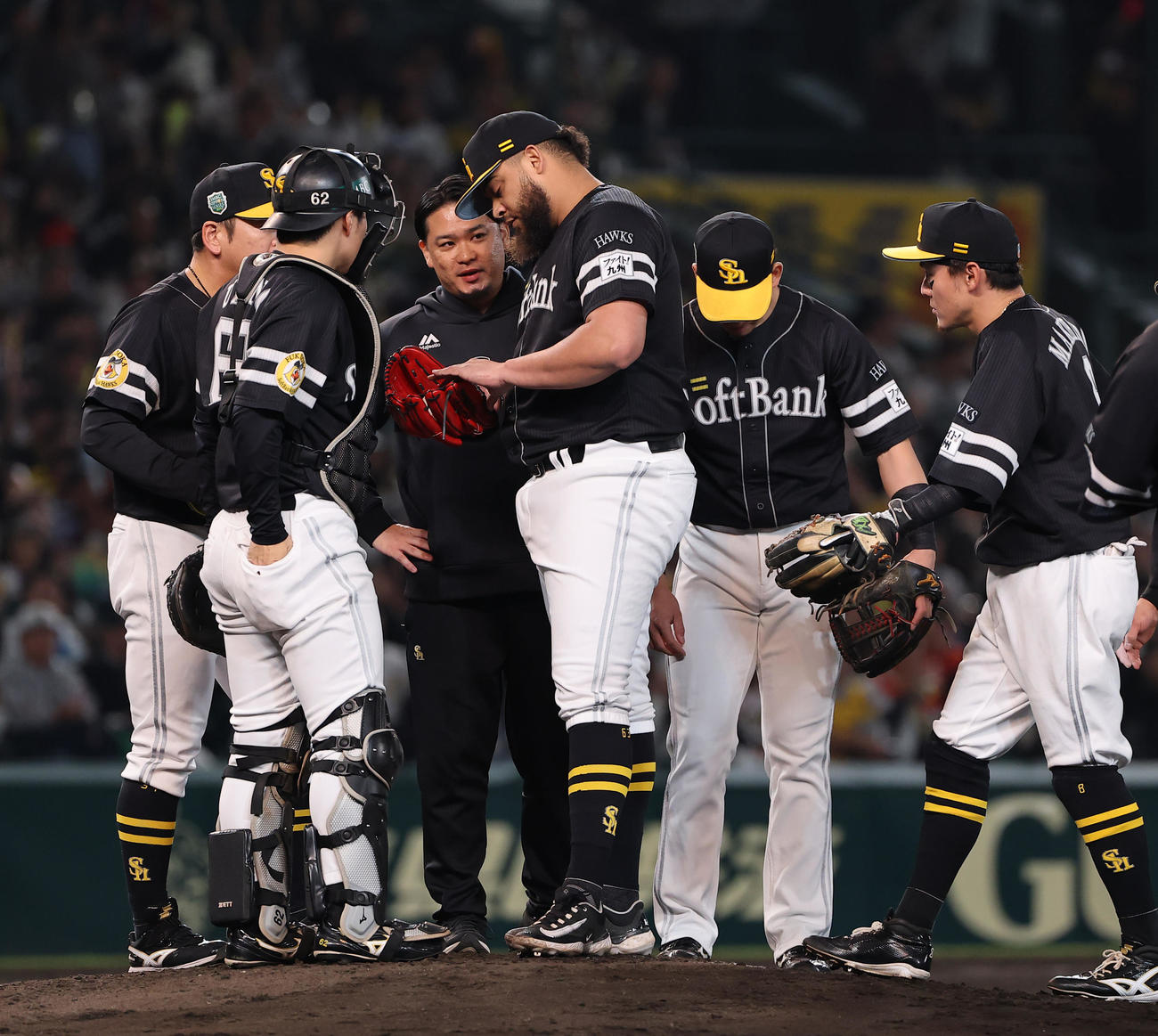 阪神対ソフトバンク　5回裏阪神2死一、二塁、ヘルナンデス（中央）は佐藤輝に適時打を浴びる（撮影・上田博志）