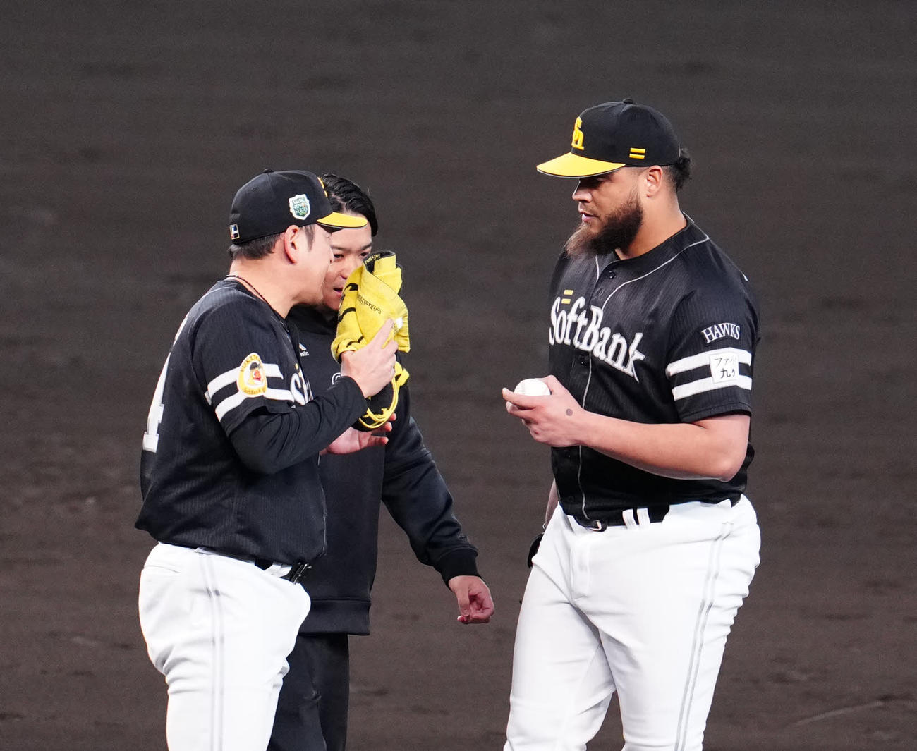 阪神対ソフトバンク　5回裏阪神2死一、二塁、佐藤輝に適時打を浴びたヘルナンデス（右）（撮影・江口和貴）