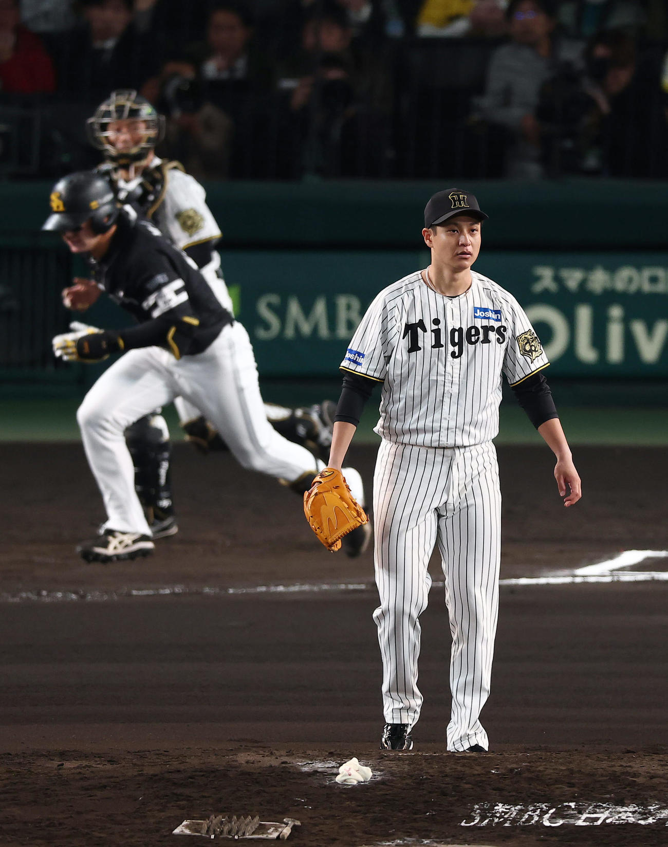 阪神対ソフトバンク　6回表ソフトバンク無死一塁、代打正木を遊ゴロ併殺に打ち取る大竹（撮影・前田充）