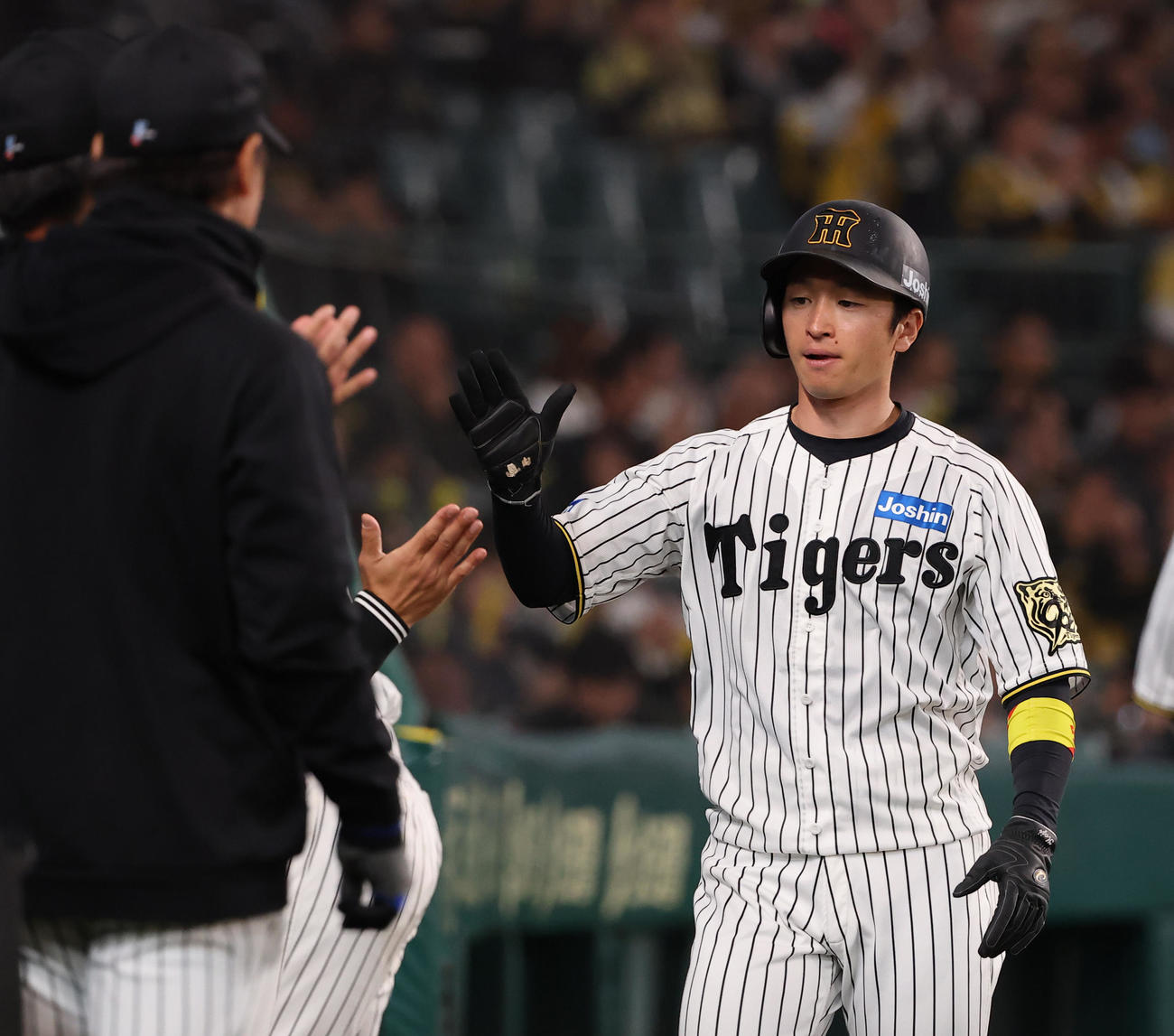 阪神対ソフトバンク　5回裏阪神2死一、二塁、佐藤輝明の適時打で生還する近本光司（撮影・上田博志）阪神対ソフトバンク　5回裏阪神2死一、二塁、佐藤輝の適時打で生還する近本（撮影・上田博志）