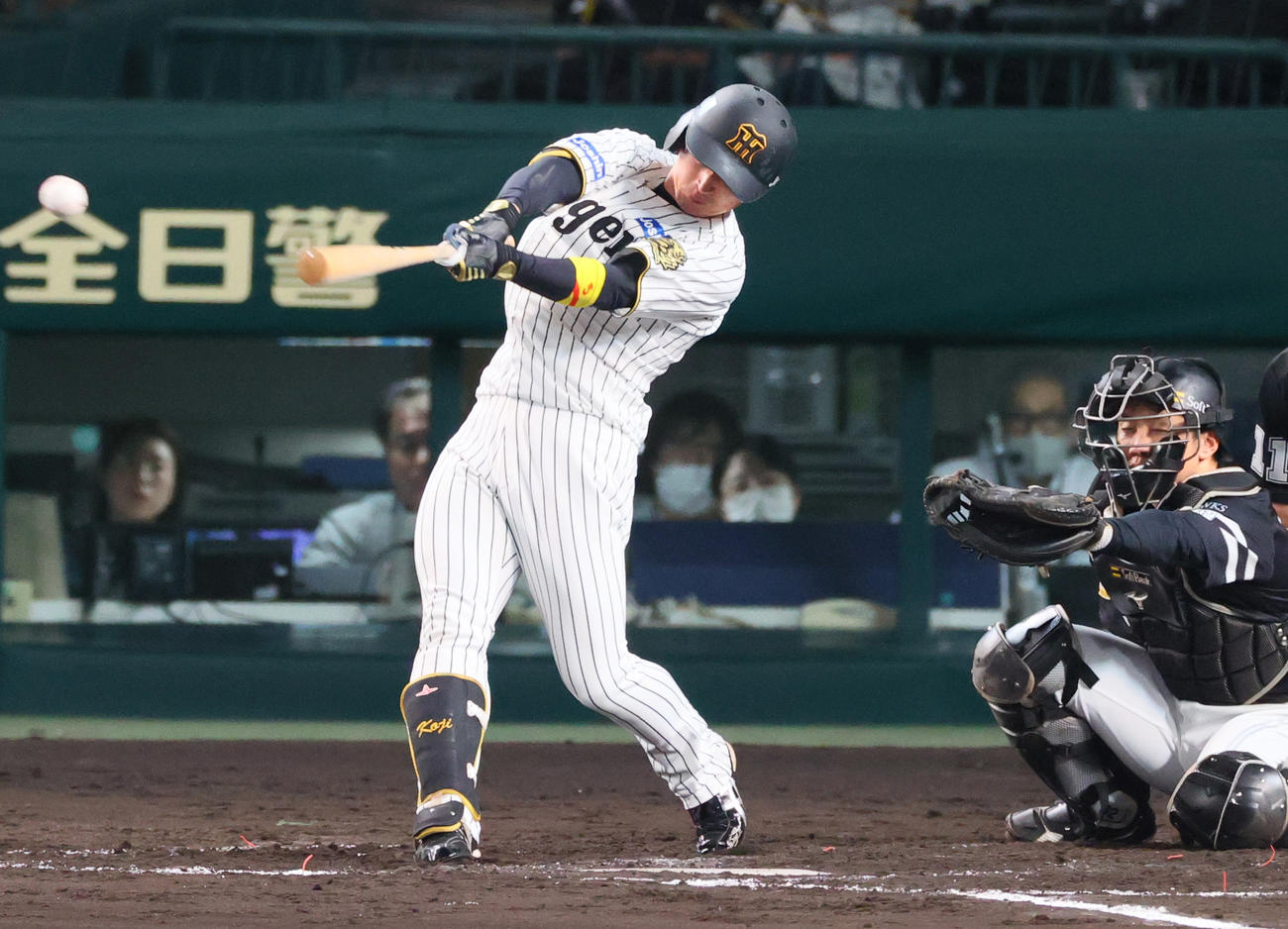 阪神対ソフトバンク　5回裏阪神無死一塁、近本は右前打を放つ（撮影・上山淳一）