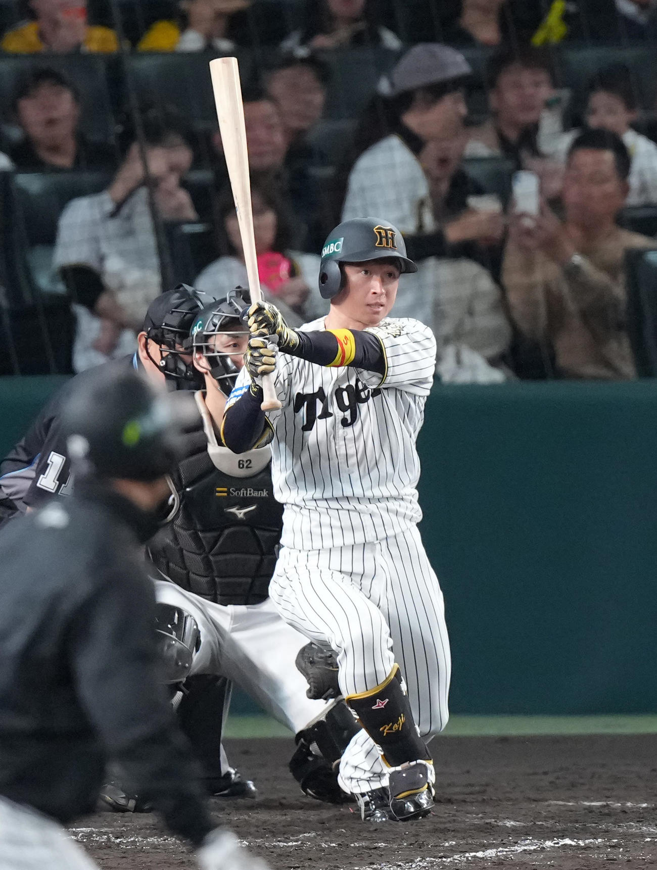 阪神対ソフトバンク　5回裏阪神無死一塁、近本は右前打を放つ（撮影・足立雅史）
