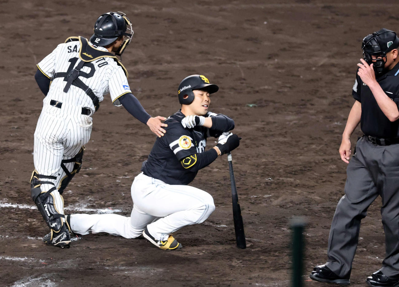 阪神対ソフトバンク　7回表ソフトバンク2死一、二塁、近藤は見逃し三振に倒れ思わずひざをつく。捕手坂本（撮影・浅見桂子）