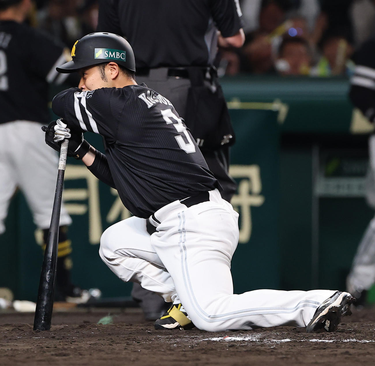 阪神対ソフトバンク　7回表ソフトバンク2死一、二塁、三振に倒れる近藤（撮影・上田博志）