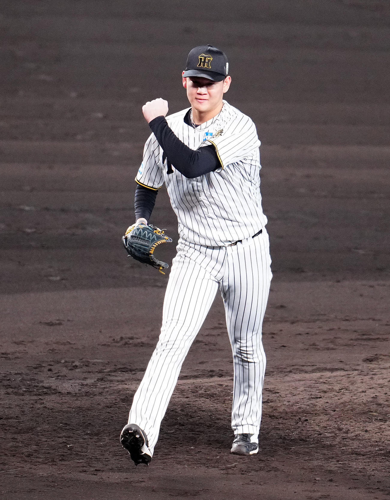 阪神対ソフトバンク　7回表ソフトバンク2死一、二塁、代打近藤から見逃し三振を奪い、ガッツポーズを見せる及川（撮影・江口和貴）
