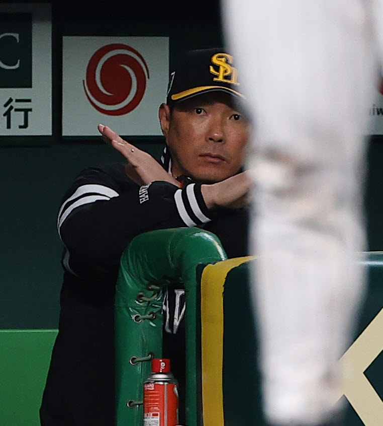 阪神対ソフトバンク　6回裏阪神1死一塁、坂本のファウルの判定にリクエストが出来るか確認する小久保監督（撮影・上田博志）