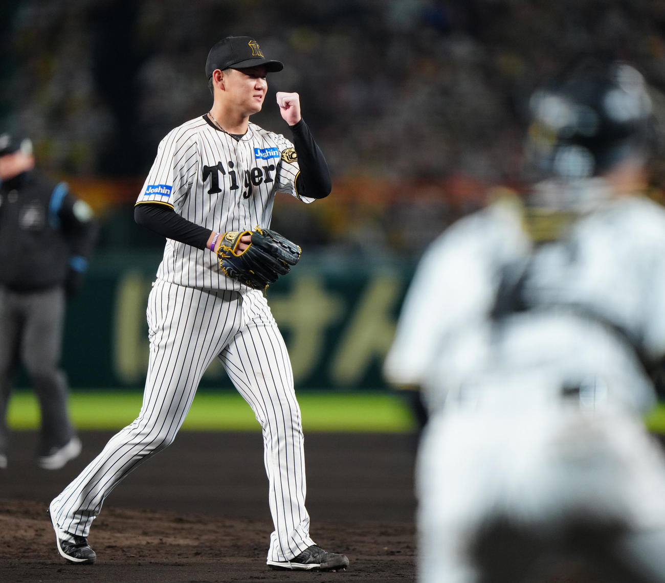 阪神対ソフトバンク　7回表ソフトバンク2死一、二塁、代打近藤を見逃し三振に仕留め、ガッツポーズする及川（撮影・鈴木みどり）