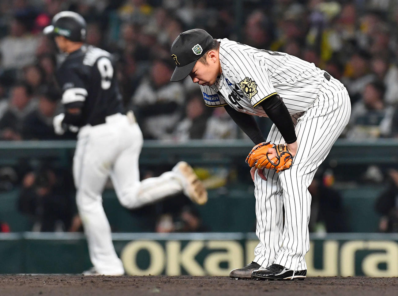 阪神対ソフトバンク　8回表ソフトバンク1死一塁、柳田（左）に同点左越え2点本塁打を打たれ、肩を落とす石井（撮影・岩下翔太）