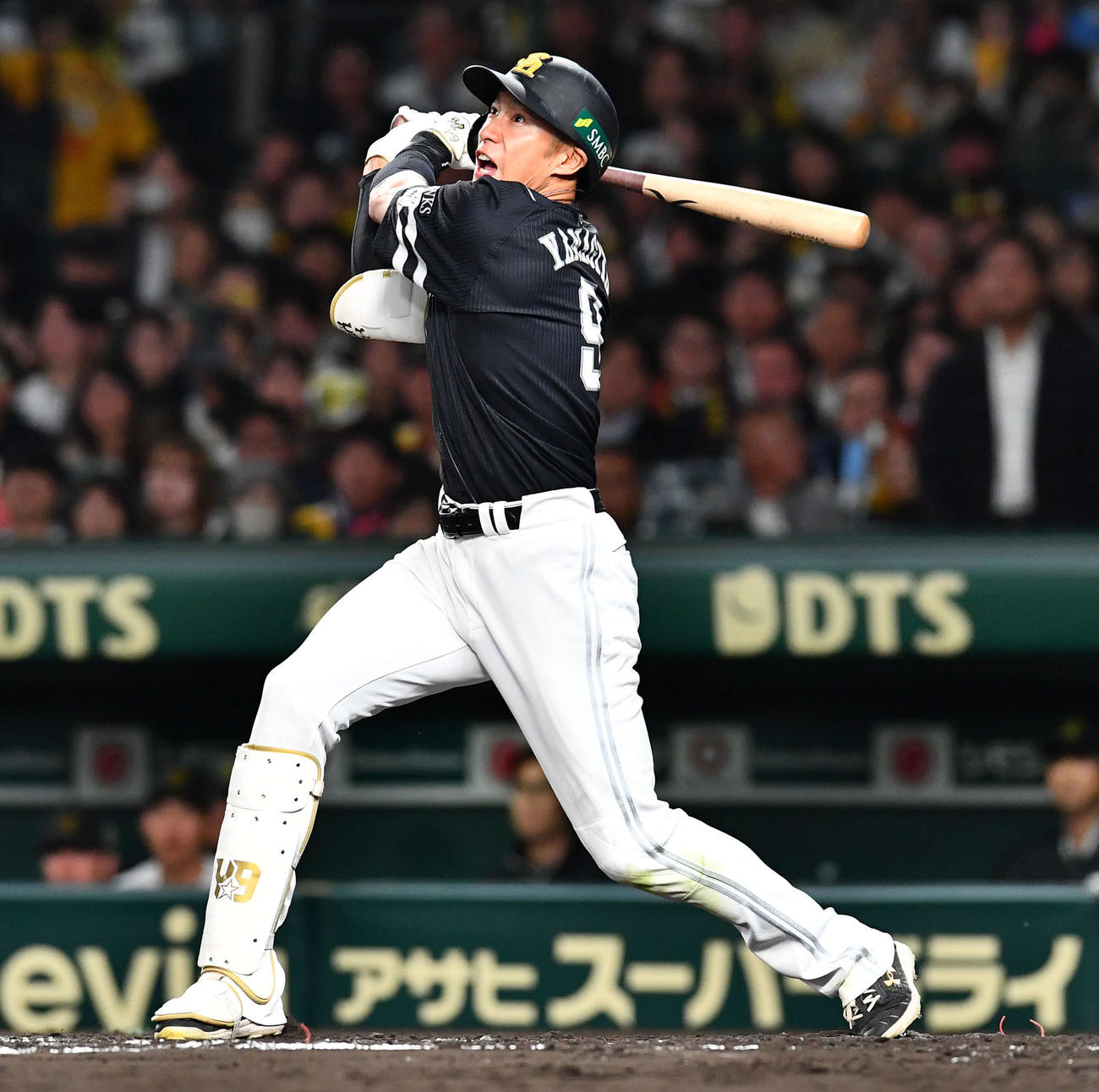 阪神対ソフトバンク　8回表ソフトバンク1死一塁、柳田は同点となる左越え2点本塁打を放つ（撮影・岩下翔太）