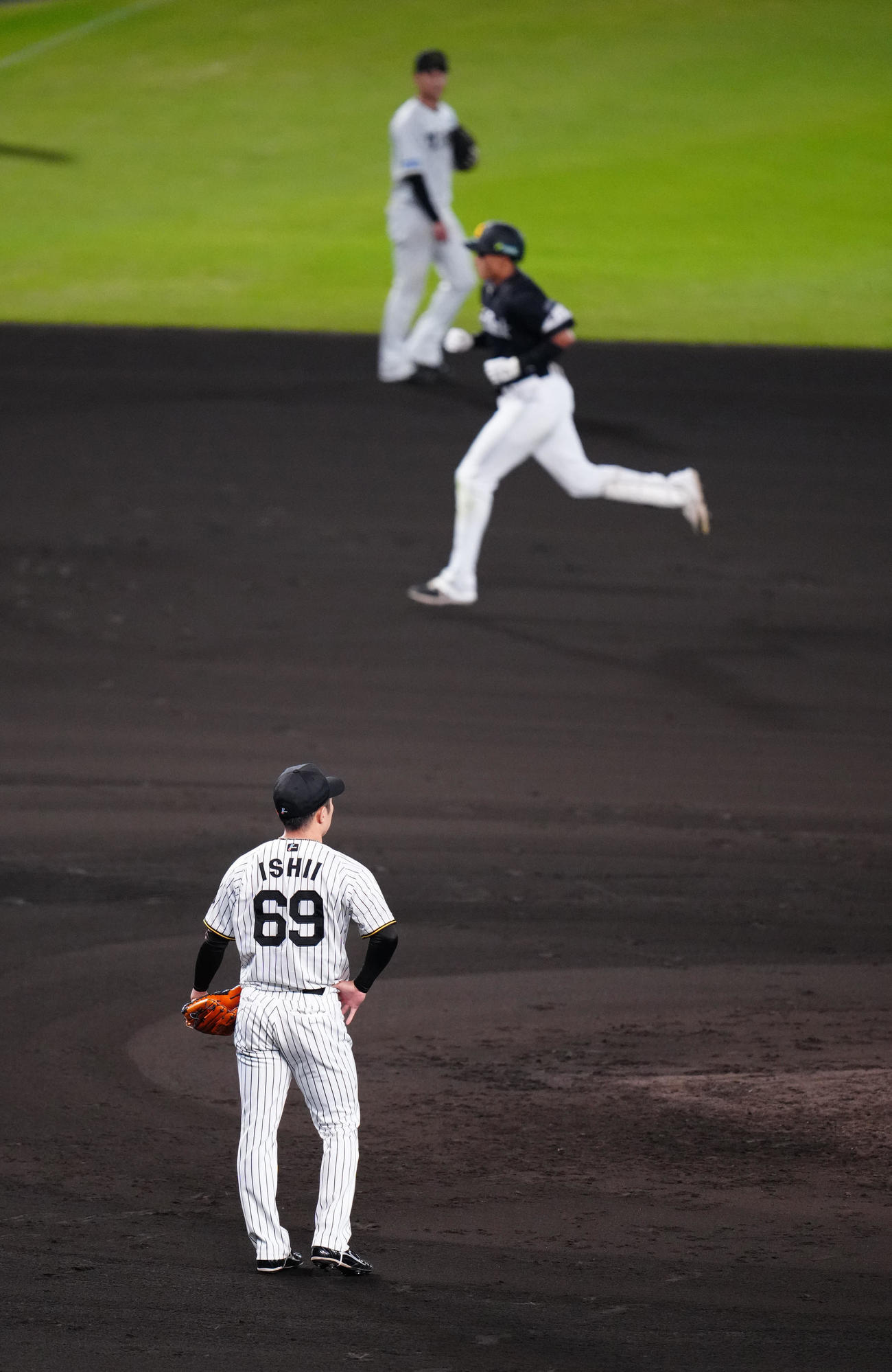 阪神対ソフトバンク　8回表ソフトバンク1死一塁、柳田（後方右）に2点本塁打を浴びた石井（撮影・江口和貴）