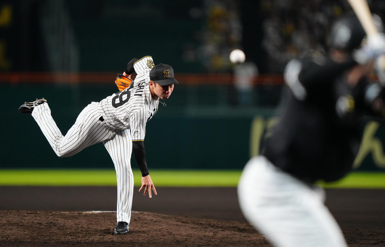 阪神対ソフトバンク　8回表から3番手で登板した阪神石井（撮影・鈴木みどり）