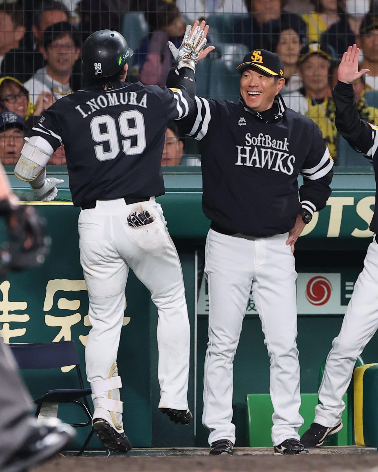 阪神対ソフトバンク　11回表ソフトバンク無死、勝ち越しソロ本塁打を放った野村勇をハイタッチで出迎える小久保監督（撮影・上田博志）