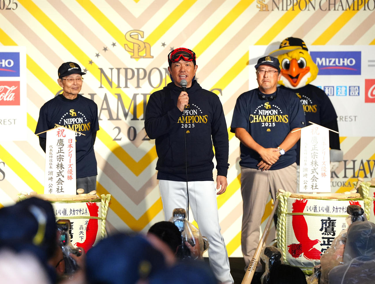 祝勝会であいさつするソフトバンク小久保監督（中央）。左は王球団会長、右は後藤オーナー代行（撮影・江口和貴）