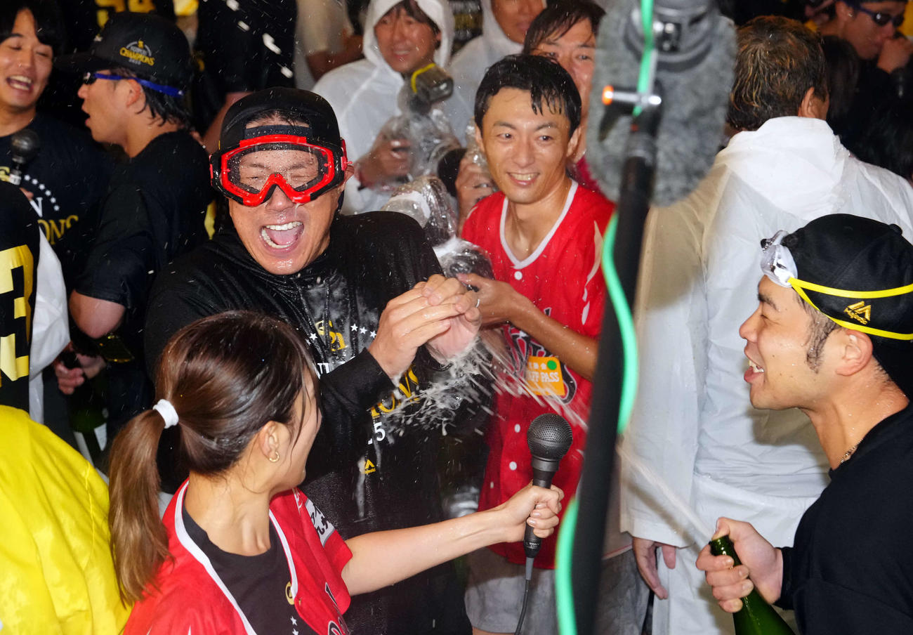 日本一祝勝会でソフトバンク近藤健介（右）からシャンパンをかけられ笑顔の小久保裕紀監督（撮影・江口和貴）