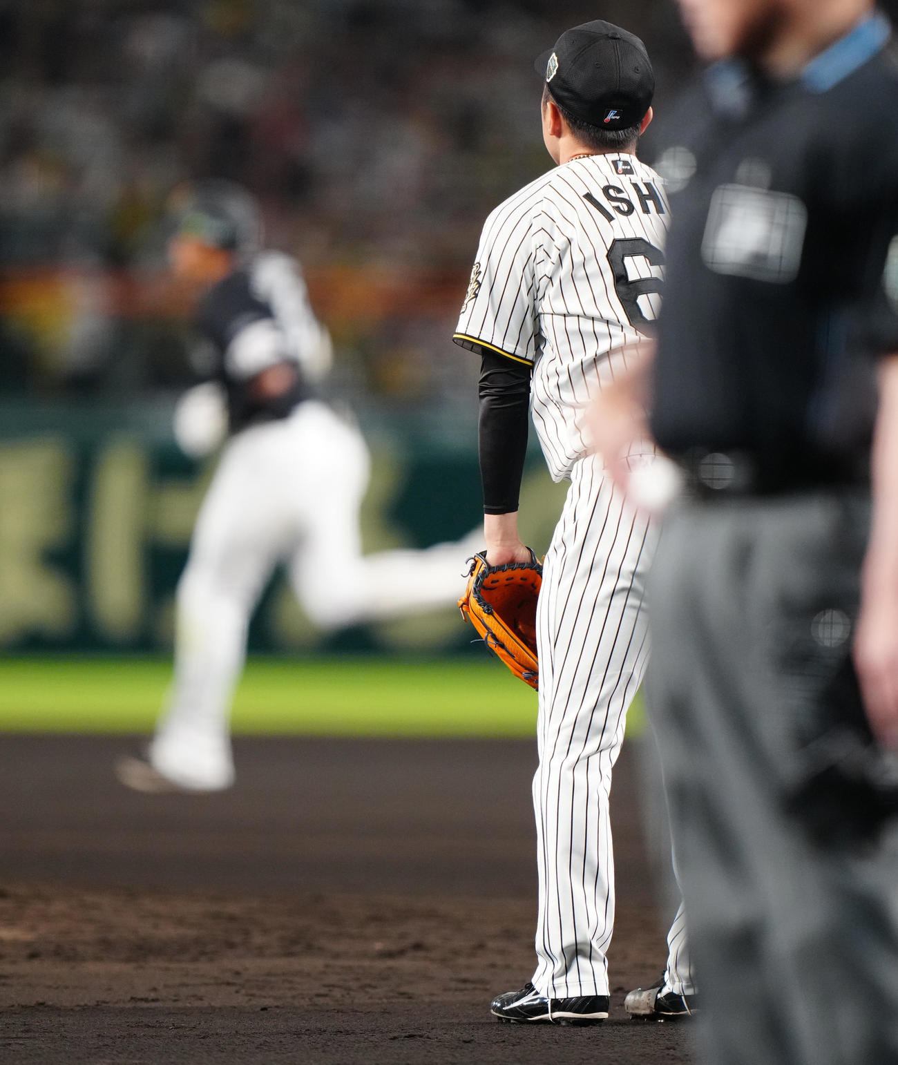 阪神対ソフトバンク　8回表ソフトバンク1死一塁、柳田に左越え2点本塁打を浴びる石井（撮影・鈴木みどり）