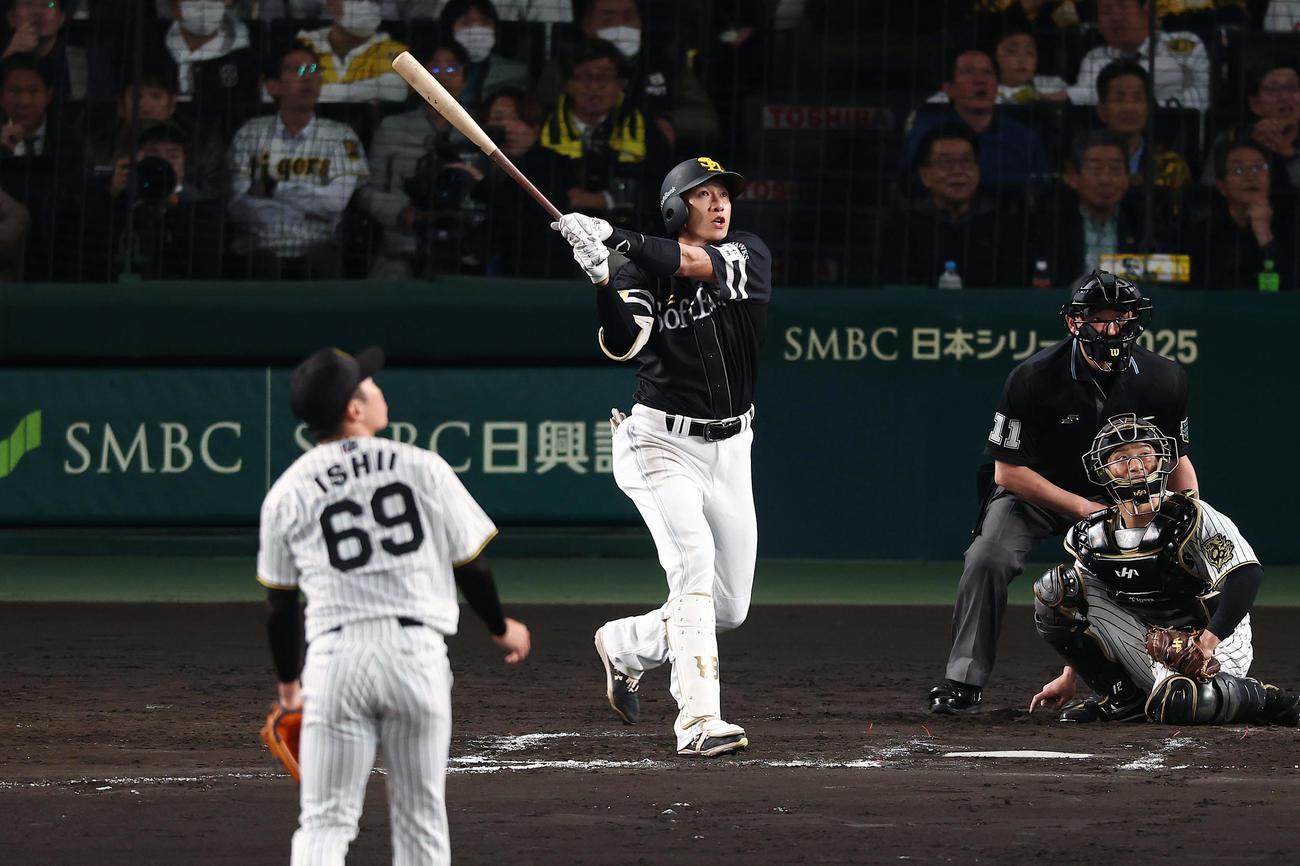 阪神対ソフトバンク　8回表ソフトバンク1死一塁、左越えに同点2点本塁打を放つ柳田。投手石井（撮影・前田充）