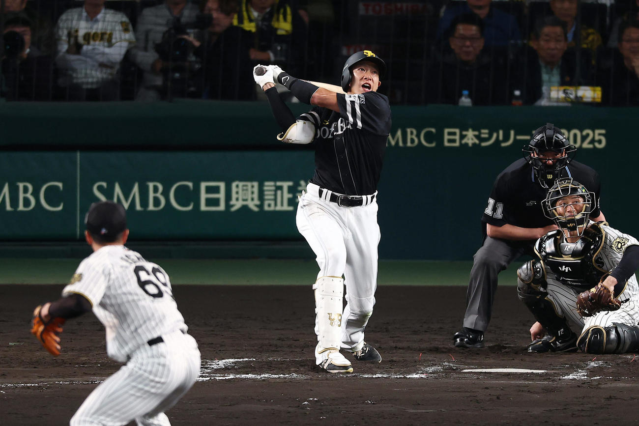 阪神対ソフトバンク　8回表ソフトバンク1死一塁、左越えに同点2点本塁打を放つ柳田。投手石井（撮影・前田充）