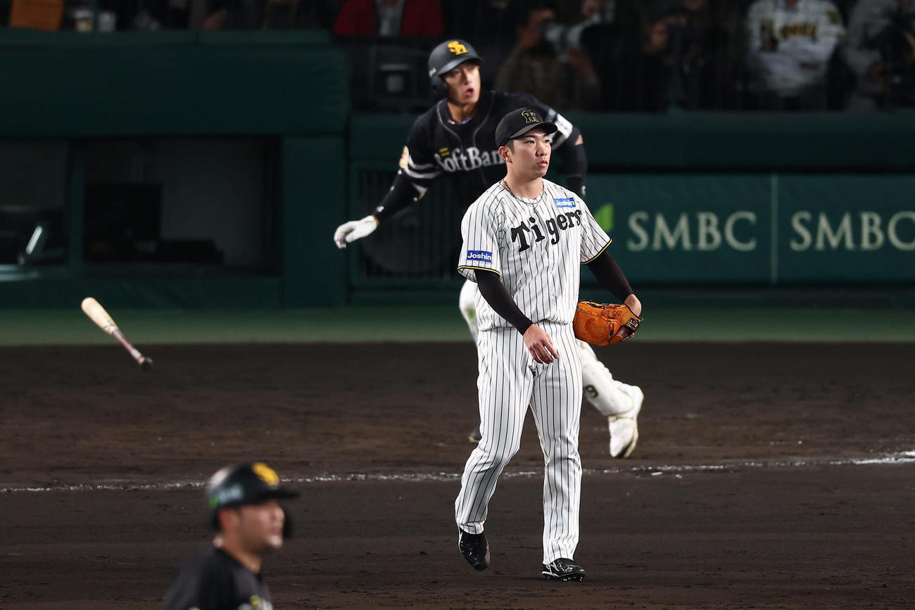 阪神対ソフトバンク　8回表ソフトバンク1死一塁、柳田に同点2点本塁打を浴びる石井（撮影・前田充）
