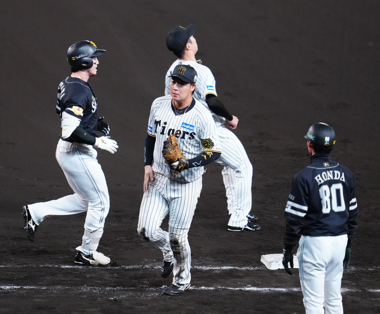 阪神対ソフトバンク　8回表ソフトバンク2死一、三塁、栗原（左）の打球を好守で一ゴロとした大山（中央）（撮影・江口和貴）