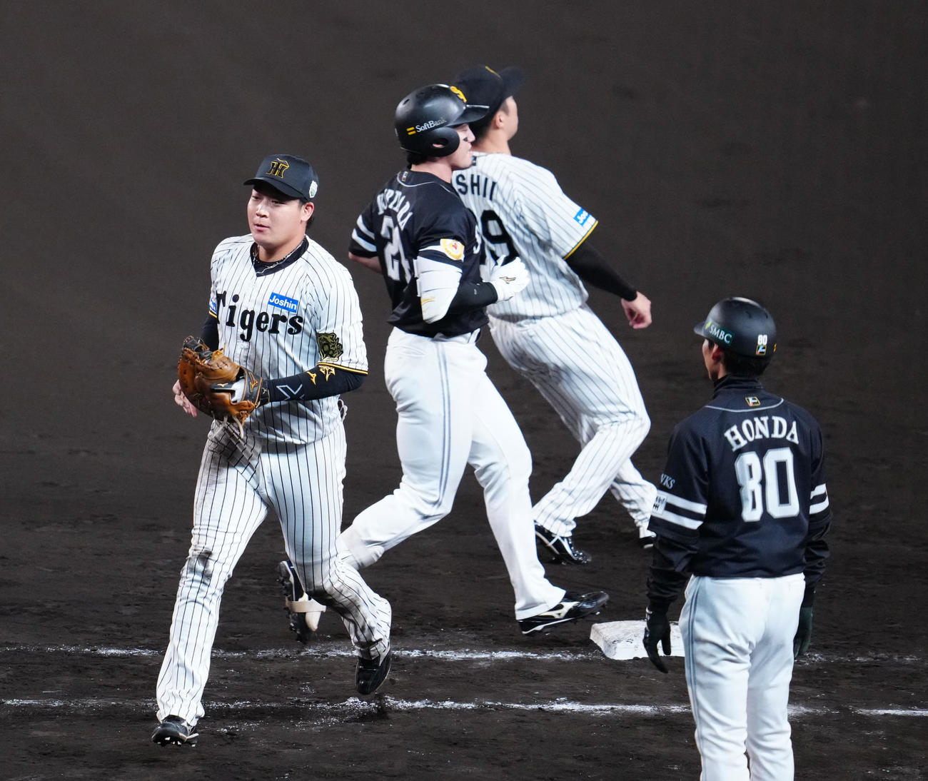 阪神対ソフトバンク　8回表ソフトバンク2死一、三塁、栗原（中央左）の打球を好守で一ゴロとした大山（左）（撮影・江口和貴）
