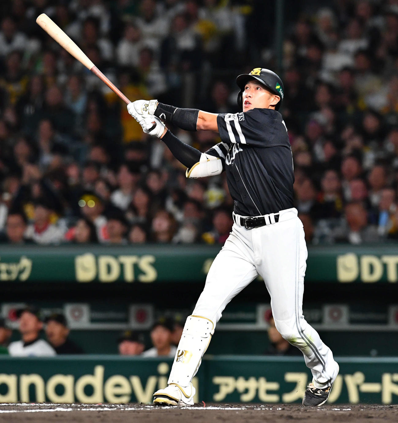 阪神対ソフトバンク　8回表ソフトバンク1死一塁、柳田は同点となる左越え2点本塁打を放つ（撮影・岩下翔太）