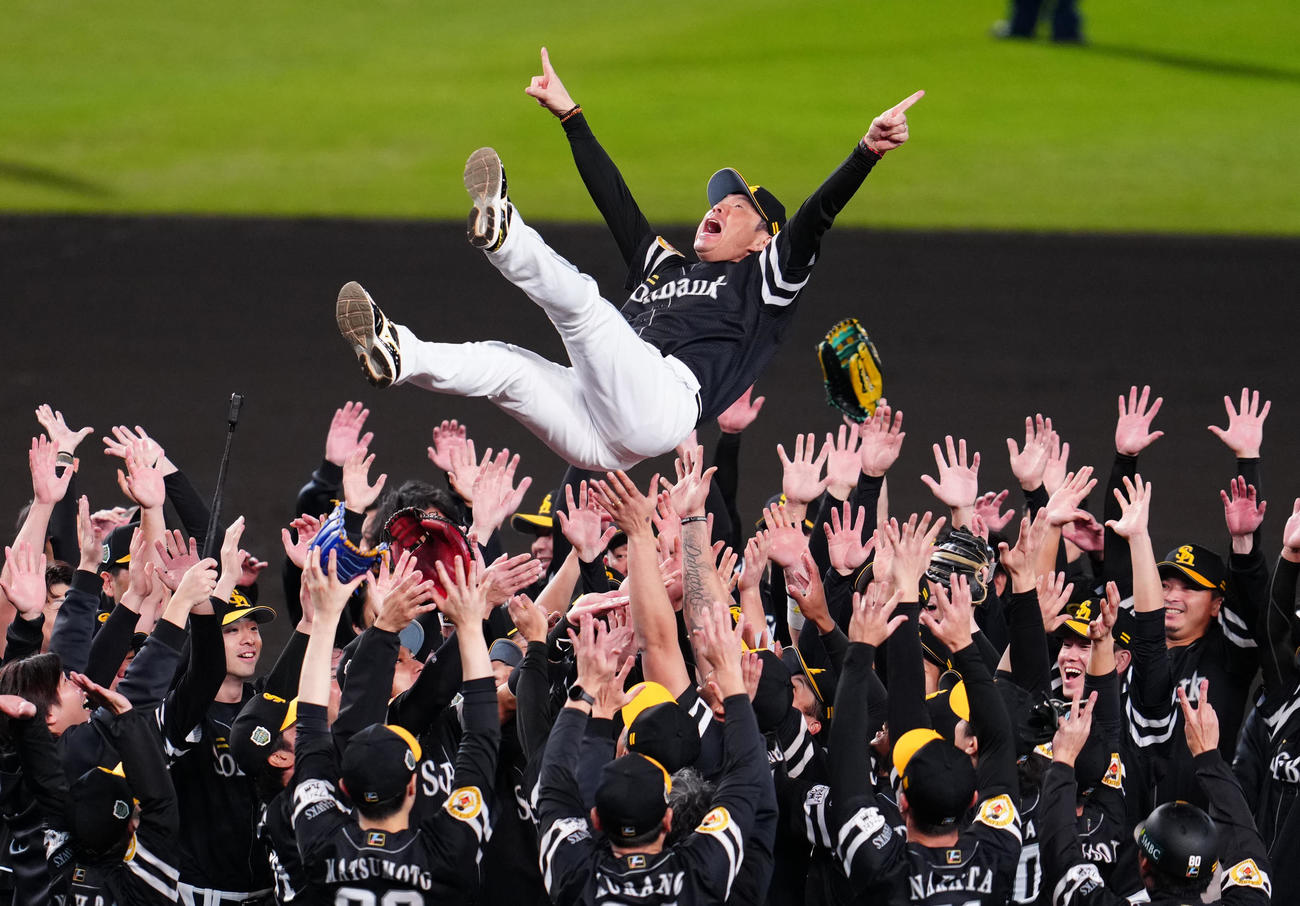 阪神対ソフトバンク　優勝し胴上げされるソフトバンク小久保監督（撮影・江口和貴）